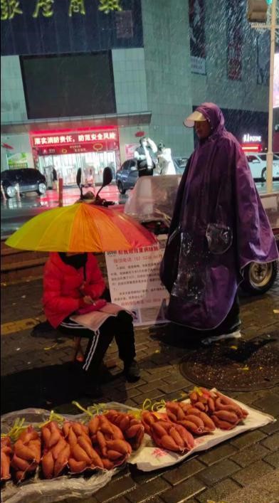 10岁女孩摆摊卖红薯救患白血病妹妹
