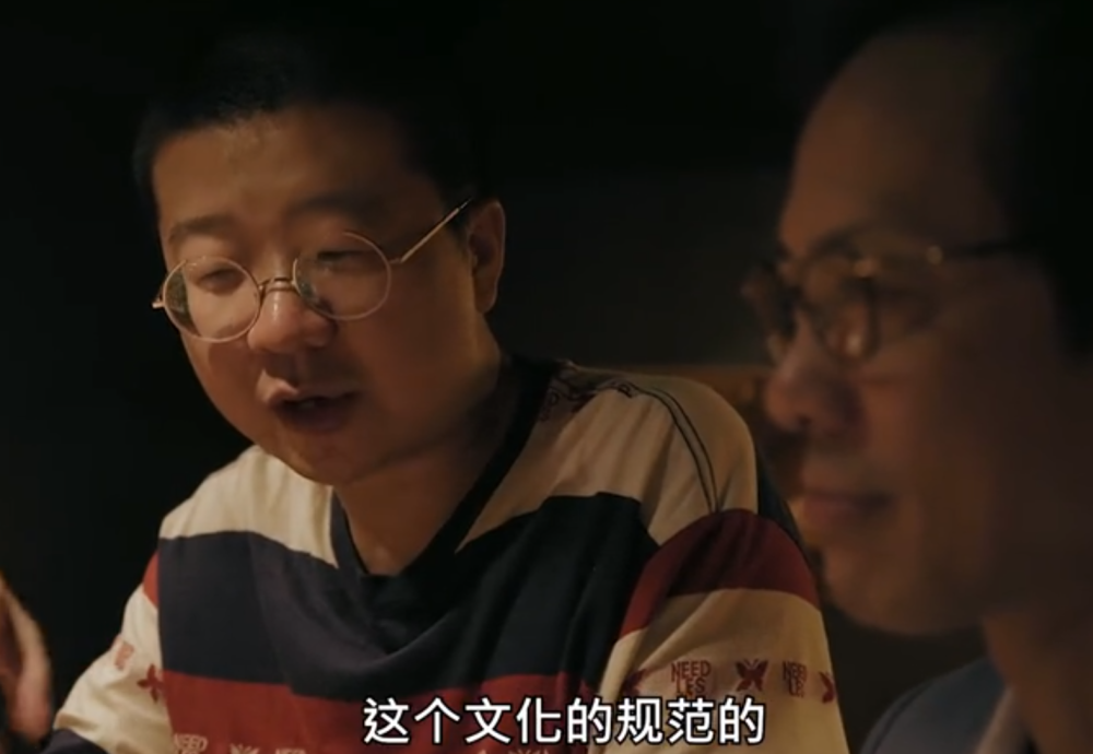 王怡人|中国明星拒绝跪拜礼有多拼?有人趴地,有人半蹲,还有人直接站着