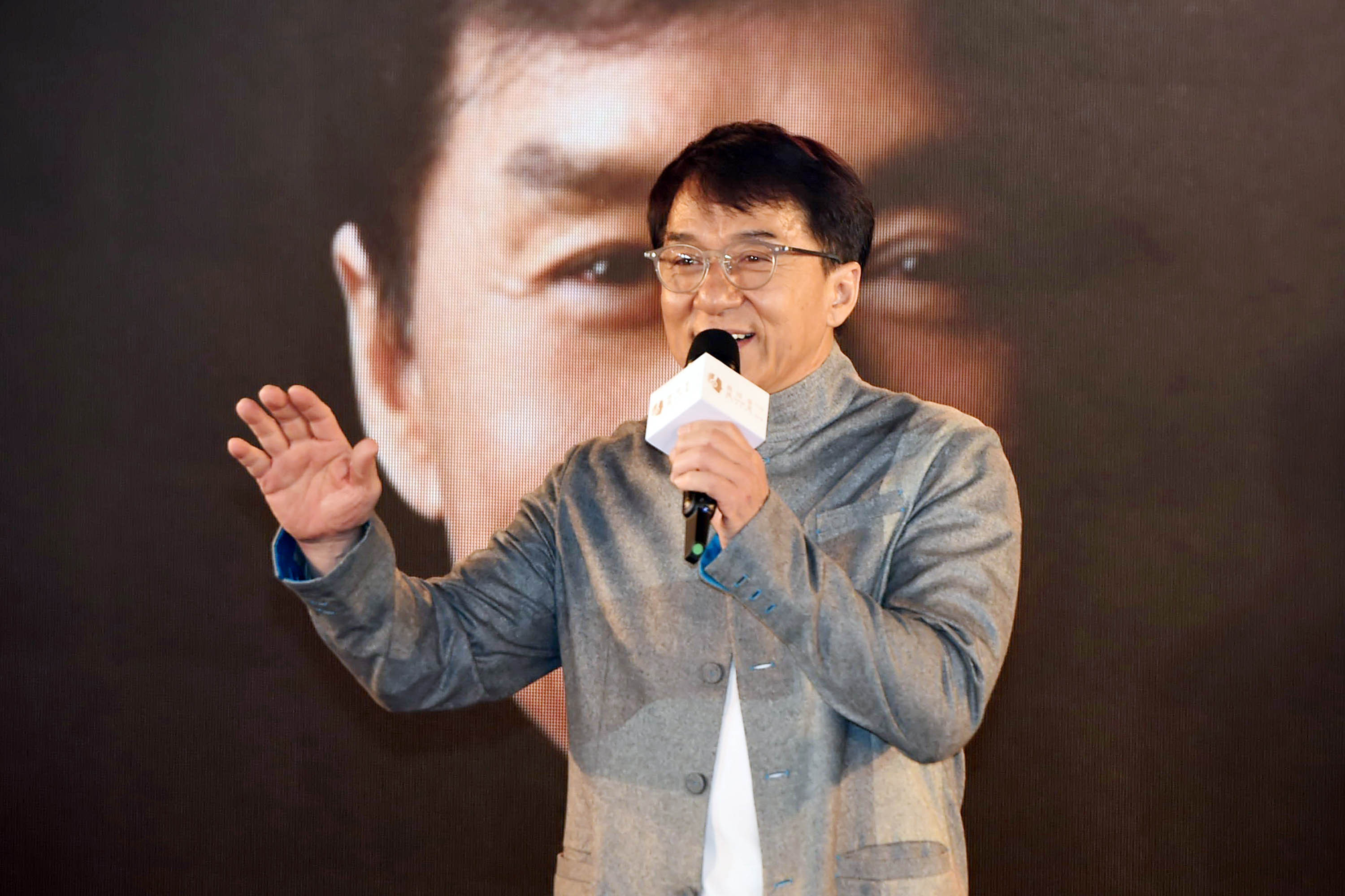 成龙|成龙两次得罪黑帮大佬，却还平安无事？背后势力连14K大佬都忌惮