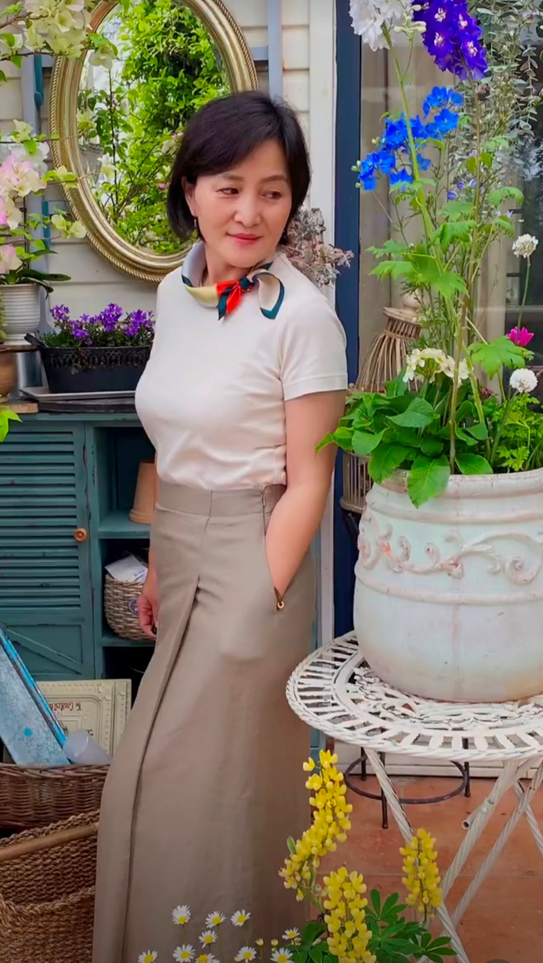 潮帮先生|优雅和年龄无关,50岁阿姨的穿搭简约又气质,妈妈们这样穿真好看