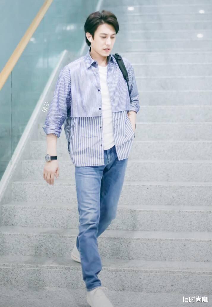 lo时尚咖|靳东“老干部”形象崩塌,一身休闲装简单有质感,走到哪都是焦点