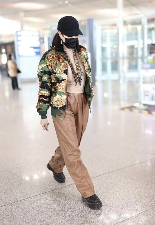 淘鱼时尚 钟丽缇一家走机场，和婆婆同穿花衣还亲密耳语，张伦硕反倒像路人