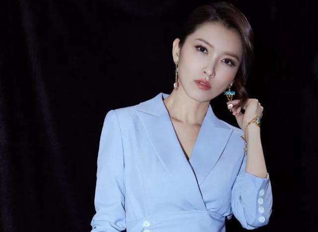 连衣裙|19岁歌手出道，转型成演员14年不温不火《正青春》中的她辨识度低