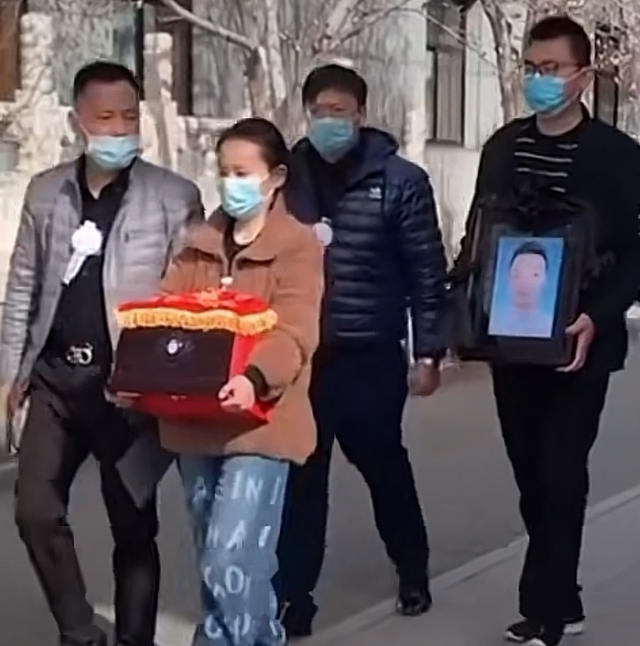 阿Sa|因为让郭威给姚策抱遗像，田静和杜新枝大吵，杜新枝：给郭威钱了