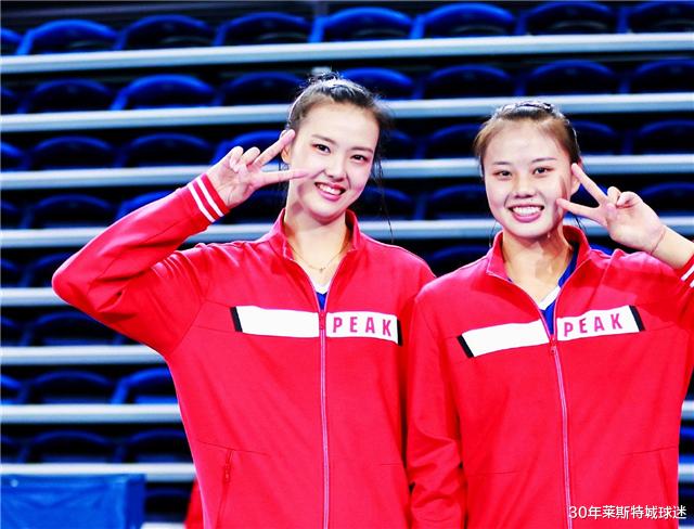 女排|中國女排正式出征！一群2米左右長腿姑娘太顯眼，兩位大媽看呆了