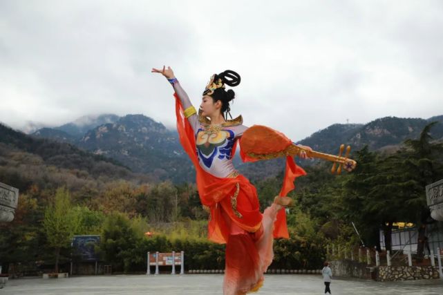 齐鲁资讯站 清明假期第一天,蒙山飞天舞、大环舞、扭蛋机轮番上演,精彩不容错过!