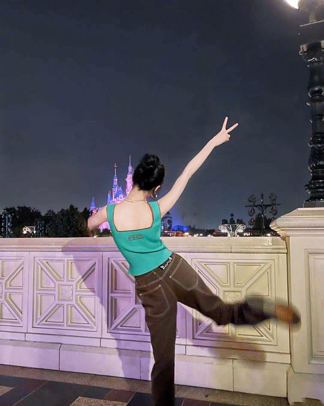 方脸妹说时尚|迪丽热巴游迪士尼,穿“儿童背心”腰细似塔尖,玩泡泡变在逃公主