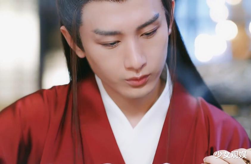 成毅|《与君歌》上星后预热，成毅真丝红睡衣吸睛，不愁会串戏“司凤”