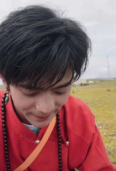 时尚风行派|丁真骑白马上街超有排面！穿藏袍举国旗意气风发，笑容好有感染力