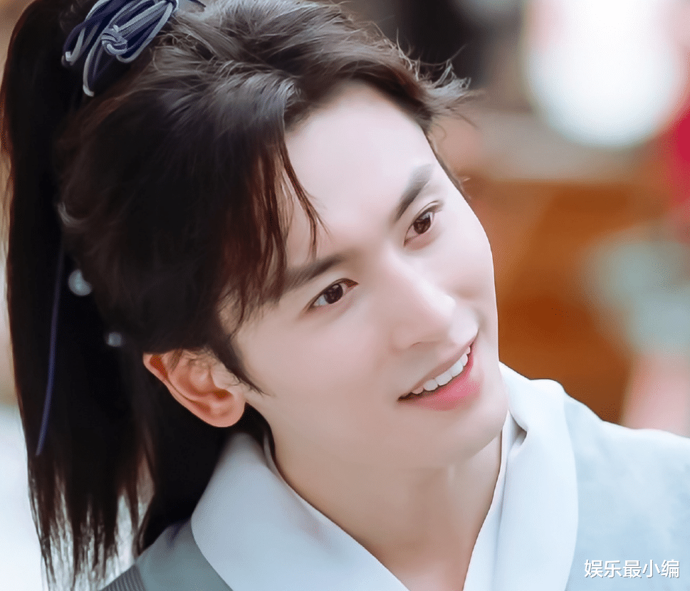 张哲瀚|继上次送食谱后,张哲瀚粉丝机场再送书,本尊现场反应太直男