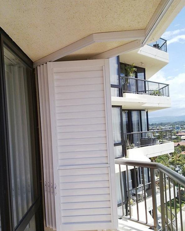 |阳台只封一半，上面用百叶折叠窗，好处只多不少，连窗帘都省了