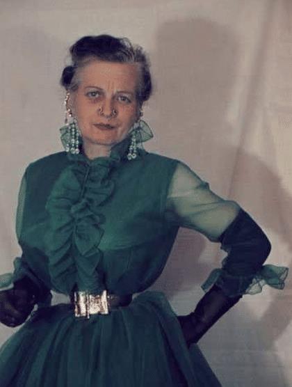 世界上腰最细的女人,腰围仅有13cm!为迎合丈夫喜好,去世时才解脱