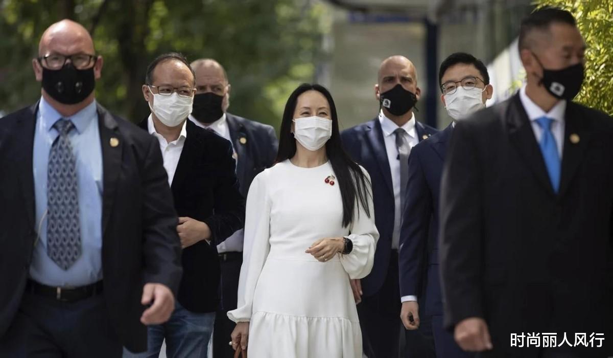 时尚丽人风行|孟晚舟的樱桃胸针火了！新露面穿小白裙心情大好，手贴胶布受苦了