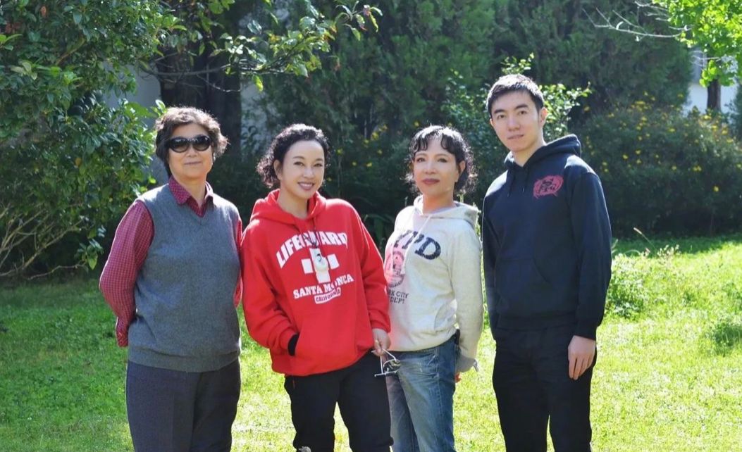 潮帮先生 刘晓庆和妹妹同框，两人同穿卫衣配“阿姨卷”，差5岁气质也不同