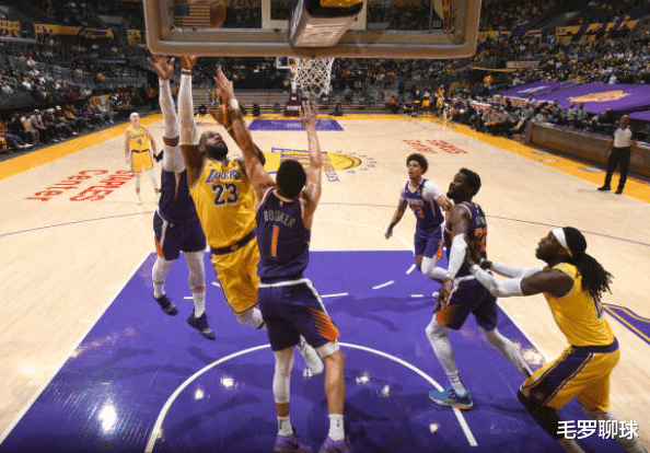 湖人隊|大反轉(zhuǎn)，湖人落后29分追回16分，兩人傷退詹姆斯不投降，布克43+9