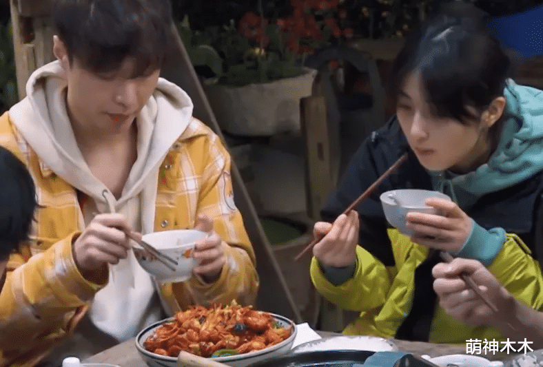 黄磊|《向往5》连饭都不好吃了？7个人吃一锅虾还有剩，黄磊脸色难看
