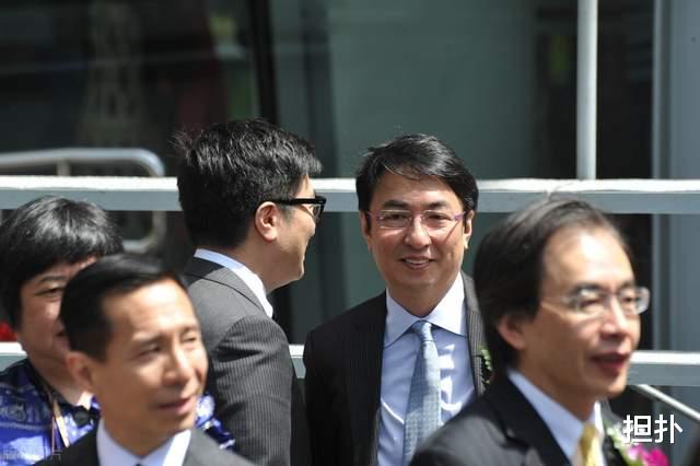 智信|三胞胎一出生就有数千亿，却至今没有母亲，父亲还要求他们吃斋