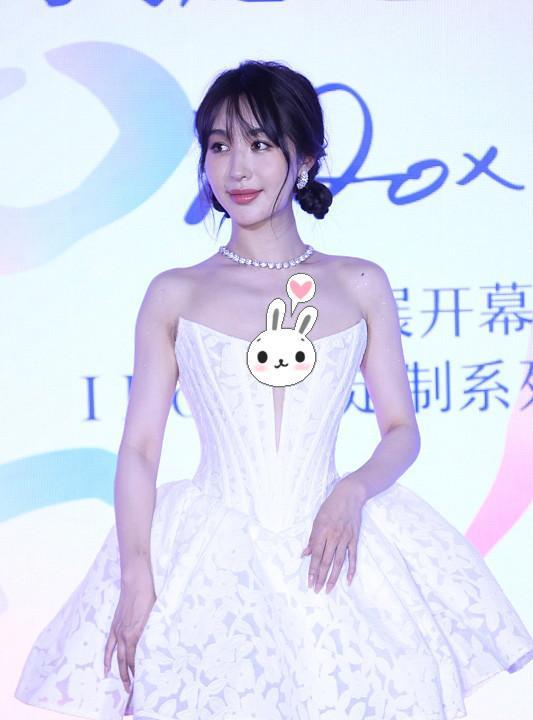波波的时尚|李菲儿太瘦了，身穿白色短礼服，看起来没有多少肉感
