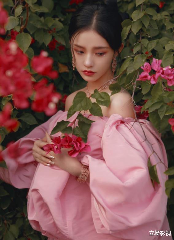 张译|34届金鸡红毯，张译紧张到搓衣角，青年演员蹲下为陈道明“让镜”