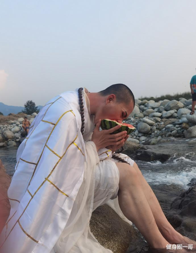 健身圈一哥 撸铁健身打造一身腱子肉，超爱cosplay，宛如画中走出来的肌肉美男！