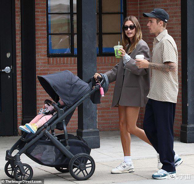 sm|贾斯汀·比伯跟海莉遛外甥女，“一家三口”很温馨，歌手颇有奶爸风采