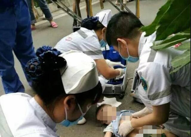 文风雨 强词夺理！2岁男童因家长疏忽大意坠亡，家属：防护栏设计有缺陷