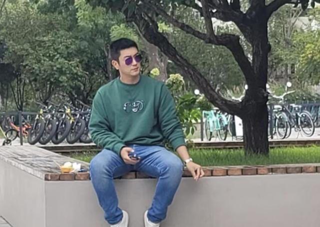 方脸妹说时尚|霍思燕夫妇逛街被偷拍，杜江穿卫衣当甩手掌柜，神秘小女孩太抢镜