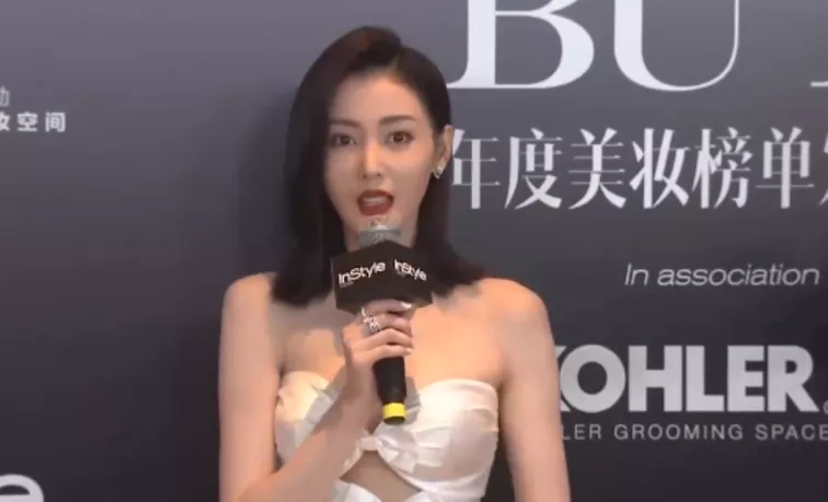 张柏芝|明星之夜红毯：张天爱开叉裙配筷子腿美翻，张柏芝脸部僵硬皱纹难掩