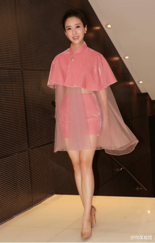 时尚美妆妞|颜丹晨气质真的绝了,穿斗篷网纱配灯笼裙,不土反而惊艳了