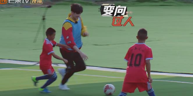 小姐姐|《滚烫人生》山区支教，张淇被顽皮孩子薅头发，陈小春叫苦不迭