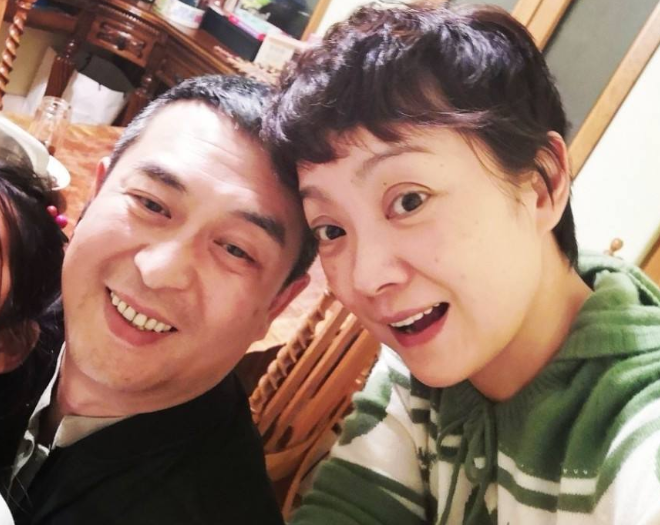 十万个家居为什么|张嘉译晒出自己的豪宅，院子还养了田园犬，别墅住出农家房的感觉