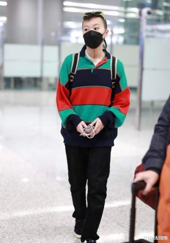 穿衣搭配|窦靖童的时尚真难懂，穿“彩虹衫”出门太招摇，发型更是一言难尽