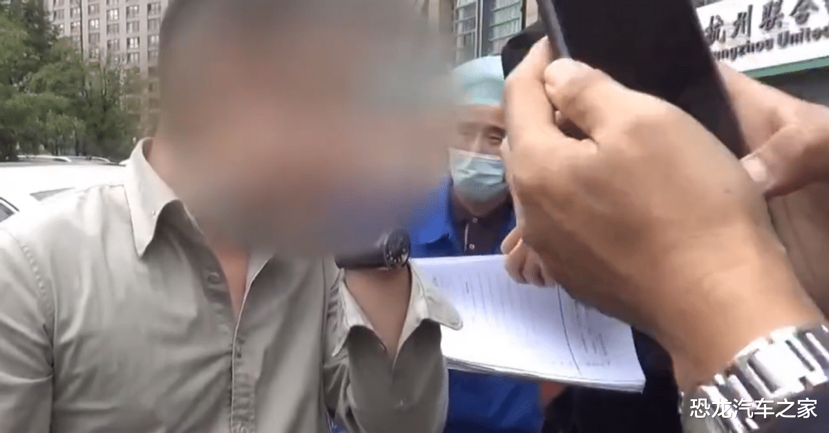 男子车辆被堵半小时,气急猛砸对方车窗,结果砸了自己一手血