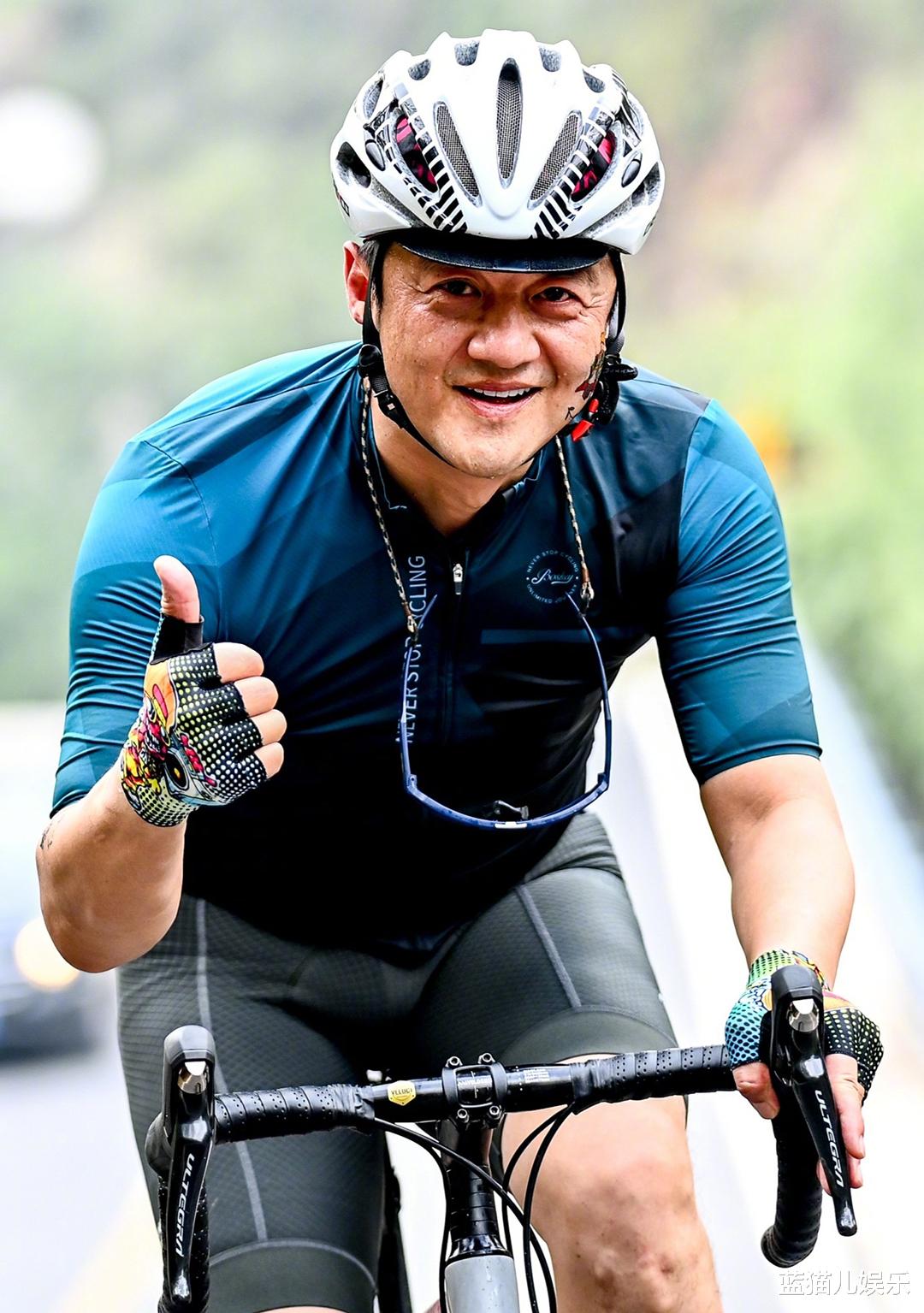 烧烤之王|王菲全家聚会照曝光，李嫣不再刻意遮挡嘴巴，窦靖童却变成“时尚怪咖”