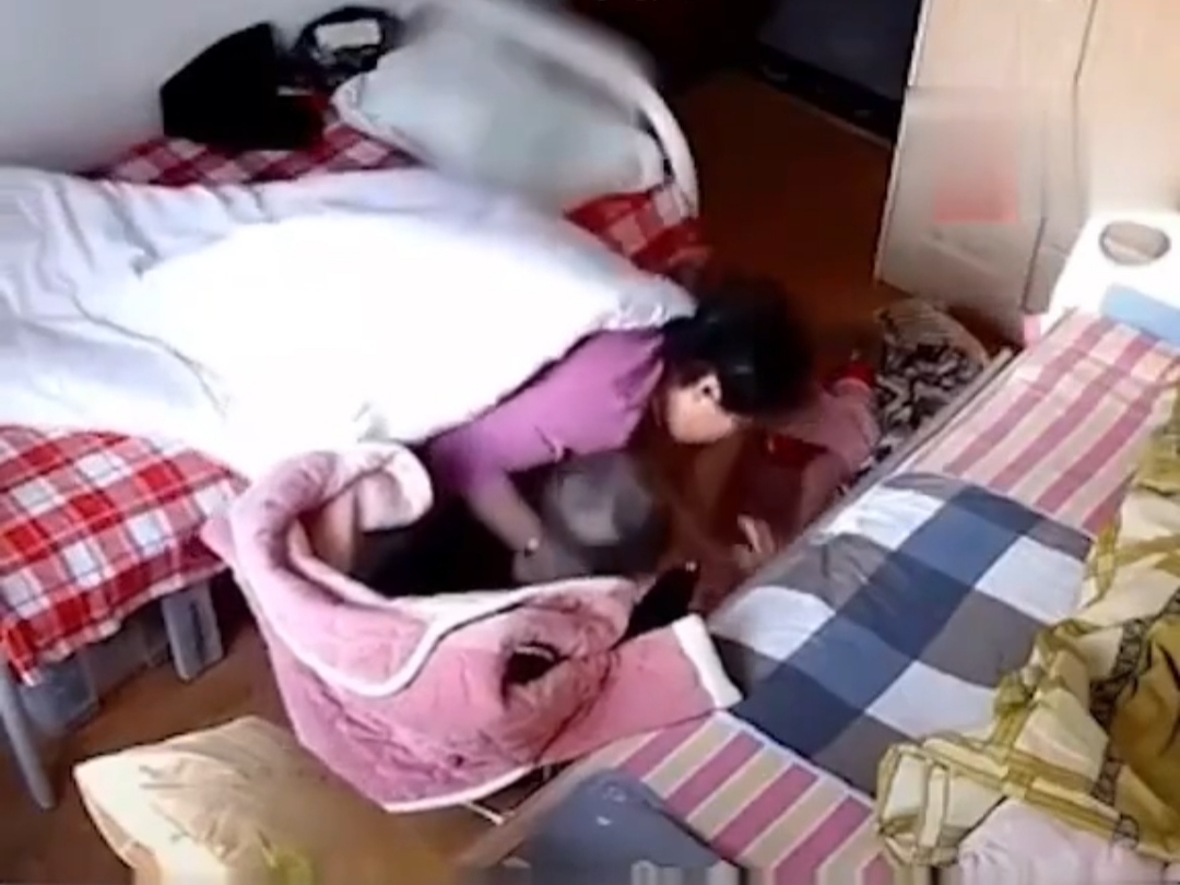 吉林长春:老人多次呼喊求救,保姆在一旁睡觉,导致老人摔倒住院