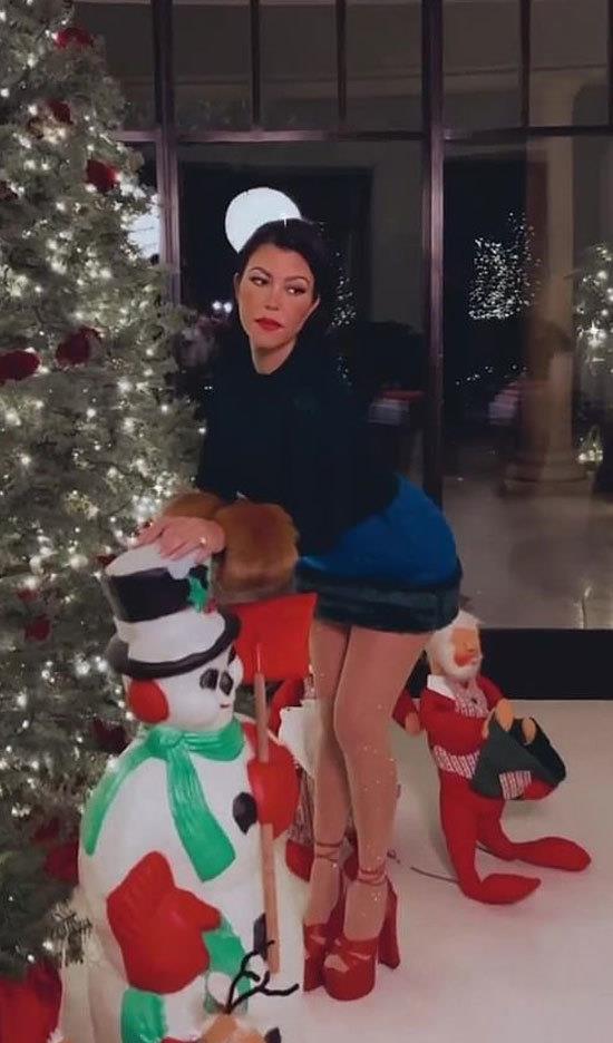 卡戴珊|42岁卡戴珊大姐被未婚夫亲脚丫子，热衷晒特殊爱好，粉丝称难接受