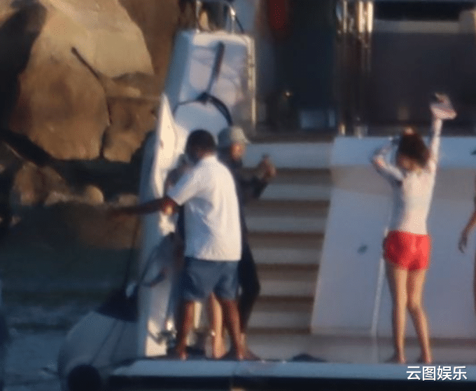 古惑仔|周星驰新恋情疑曝光！富豪派对邂逅17岁港姐，带其上亿元游艇约会