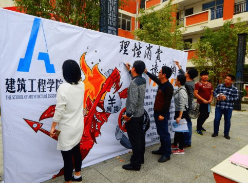 安妈育儿日|贫困生花3000块买球鞋,被同学举报后取消助学金,网友:不懂知足