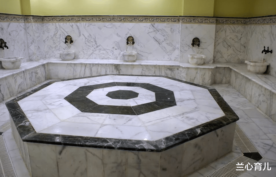 兰心育儿|3岁男孩进入女澡堂，40岁阿姨当场发飙：都被看光了