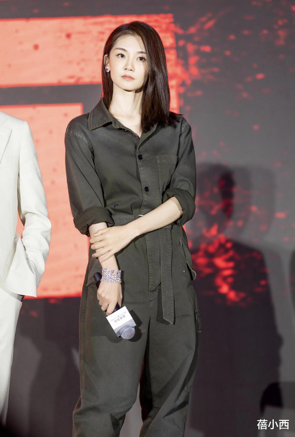 蓓小西|郑恺老婆苗苗真洋气，穿卫衣搭配健美裤，“上松下紧”秒变时髦精