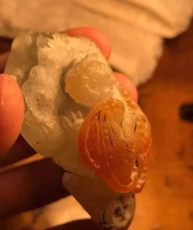 玉雕|冰红翡翠原石创作过程，这位玉雕师有一颗尊重大自然的心！