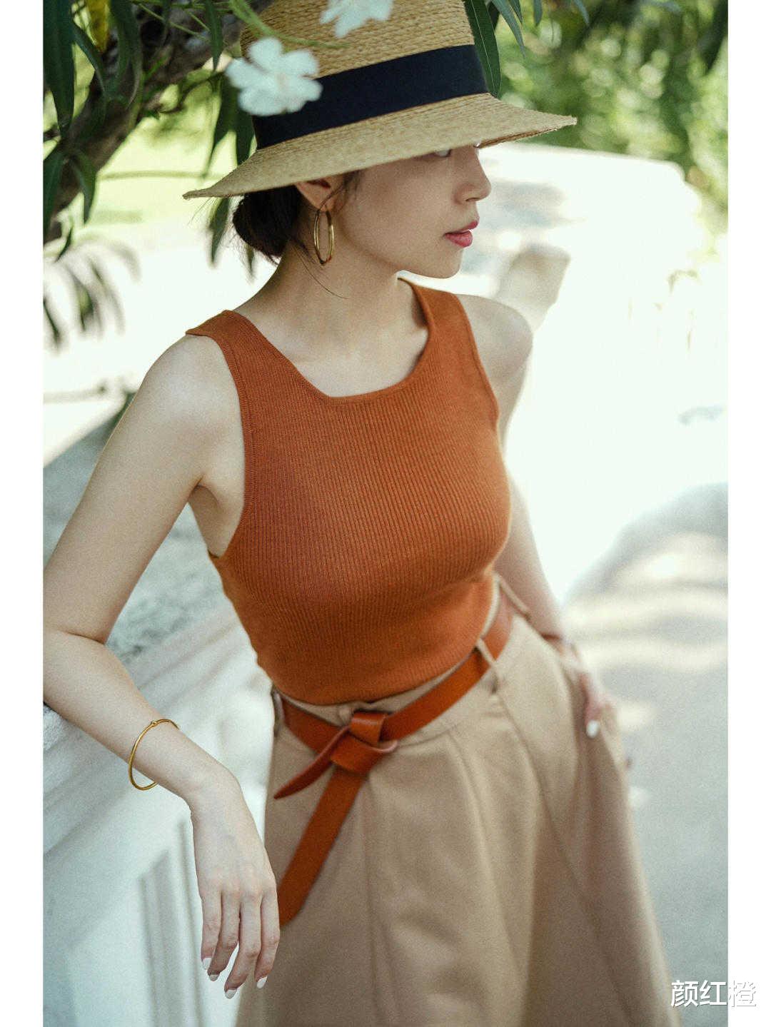 颜红橙|早秋“裙子”怎么穿？学三木搭配无袖针织衫，高级精致又显气质