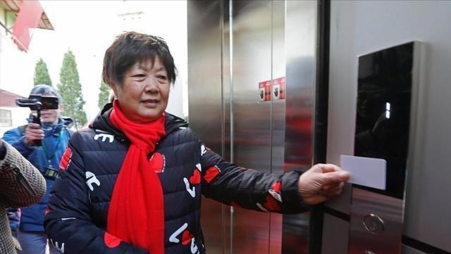 静静聊澸情|老房加装电梯后，6楼业主表示后悔：花双倍钱却换来3个“新麻烦”