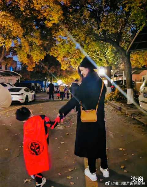 陈妍希|陈妍希带4岁儿子逛书店，小星星穿赛车服好可爱，身高已到妈妈腰部