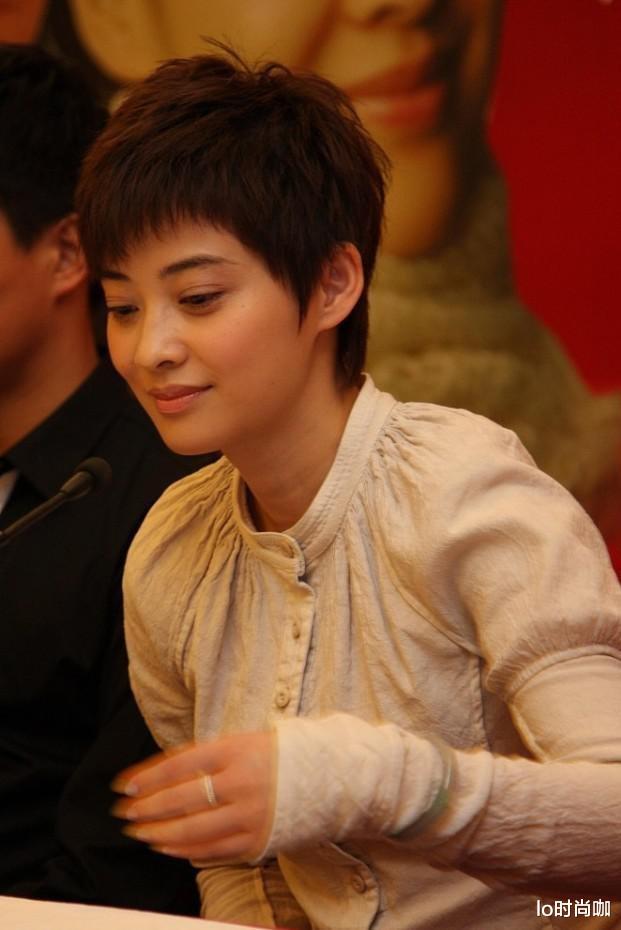 lo时尚咖|梅婷淡妆怼脸拍却没皱纹，但感觉眼袋有点重，皮肤光滑却还反光