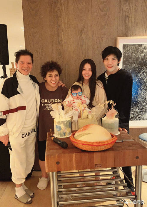 向太|向佐一家四口看秀！向太郭碧婷开心热聊，向华强被夹中间太尴尬