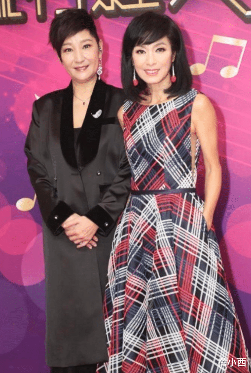 蓓小西 66岁的米雪都要成精了,烫爆炸头穿亮片裙,身材气质远胜同龄人