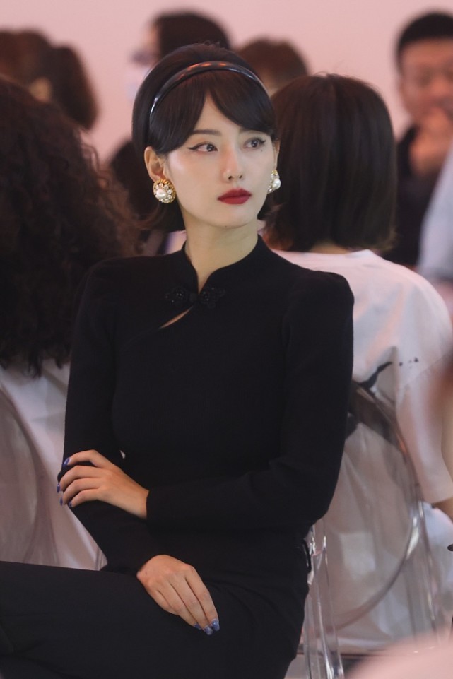 发型|张嘉倪的发型是认真的吗？做个“门帘头”挺复古，但显得有点头大
