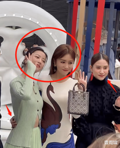 秦岚|秦岚跟何超莲同台捞金，肢体语言太真实，明星跟名媛的差距真大