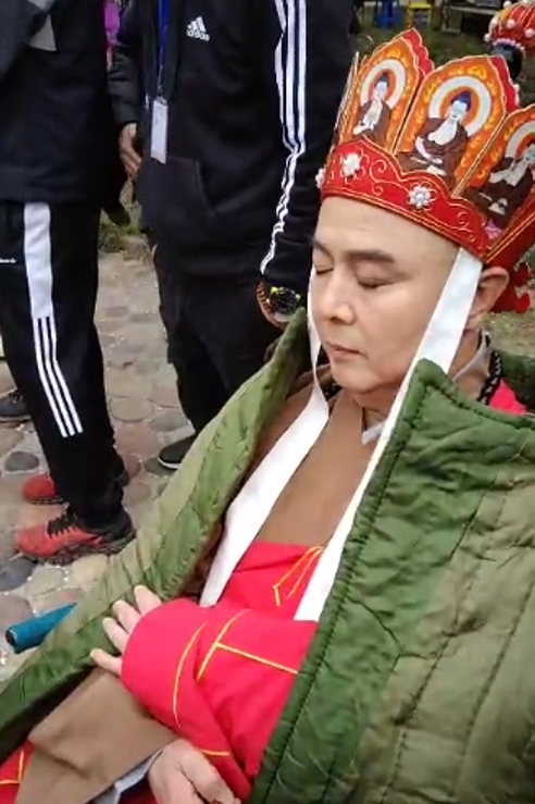 徐少华|62岁徐少华露面，给人签名被嘲披一身床单，网友：假和尚捞真金